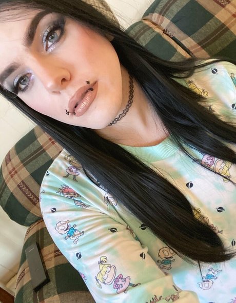 out there rowan belle actrice img