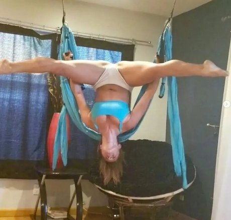 Aura Bright modèle magnifique photos