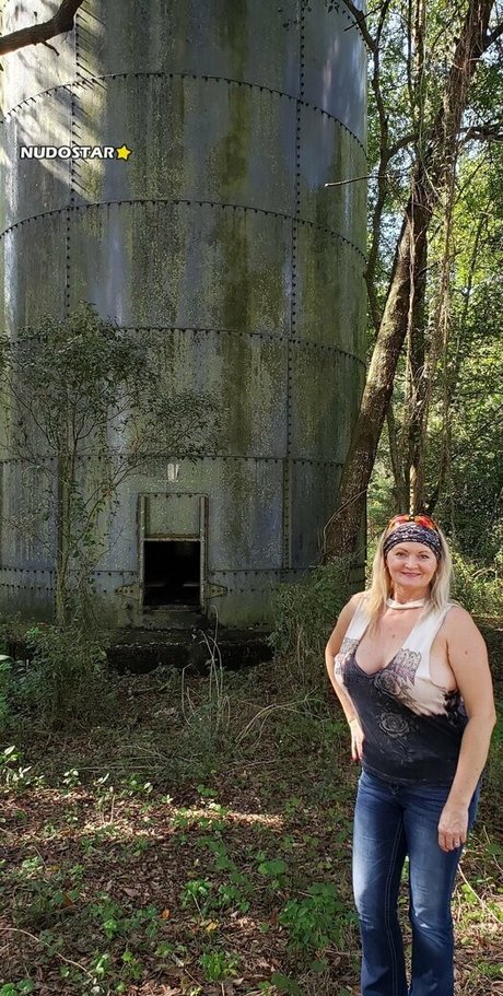 hotwifetara étoile nue photo