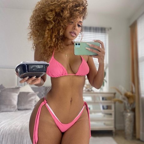 Aisha Thalia actrice érotique img