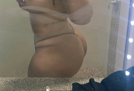 Tanya Mayenge star pornographique photos