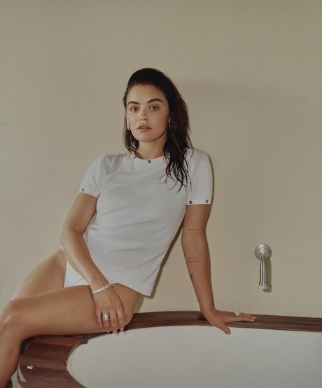 Lucy Hale actrice de nus collection