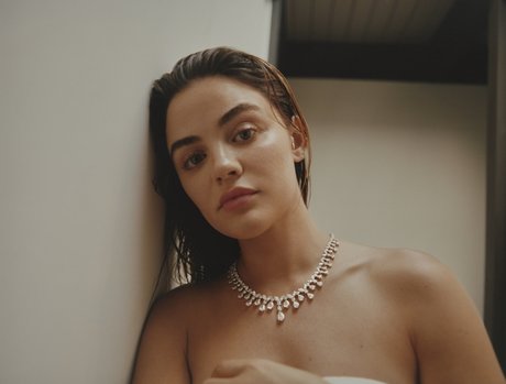 Lucy Hale haut étoile galeries