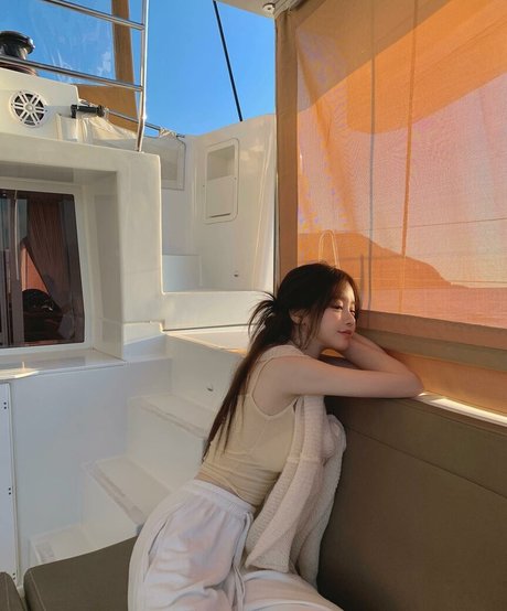 Uzaa modèle magnifique galerie