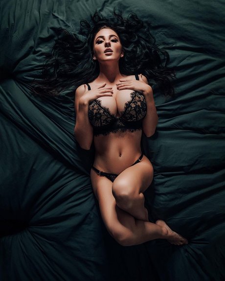 Laurine modèle de haute qualité galeries