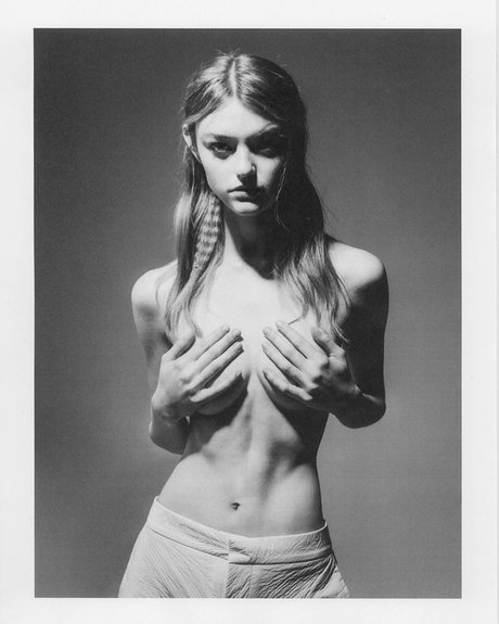 Willow Hand modèle nu img