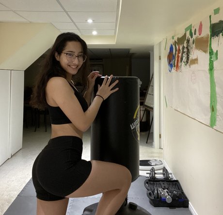 Sabrina Pezeshkian_ modèle gratuit des photos