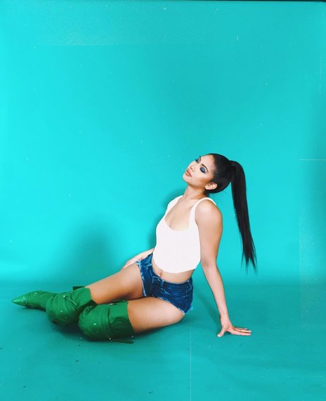 Alyanna Joelle modèle chaud photo