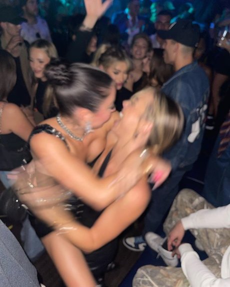 chatte chauve onlyfans érotique exclusif archive