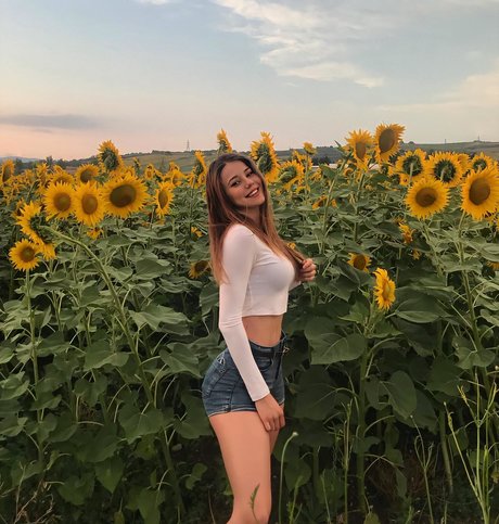 Sinem Ozgur étoile adulte images