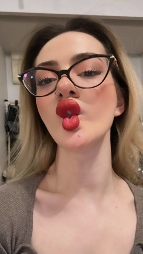 Oznur Guven_ actrice sexy image