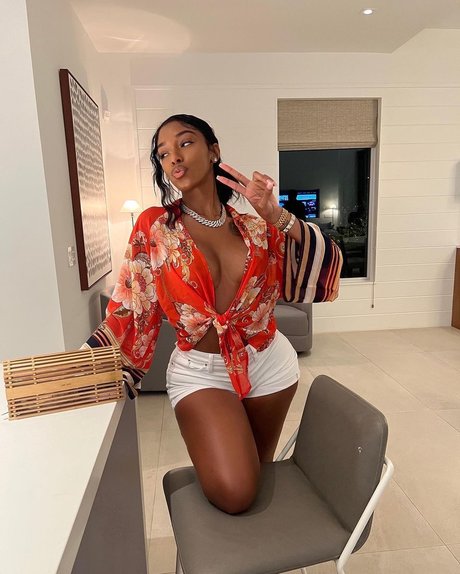 Ashley Burgos modèle joli photos