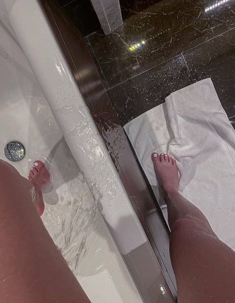 grandes aréoles onlyfans bien chaud image