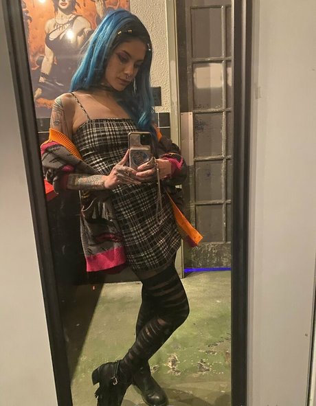 Tsukivans modèle érotique galerie