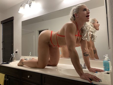 Christina Lee top star photo