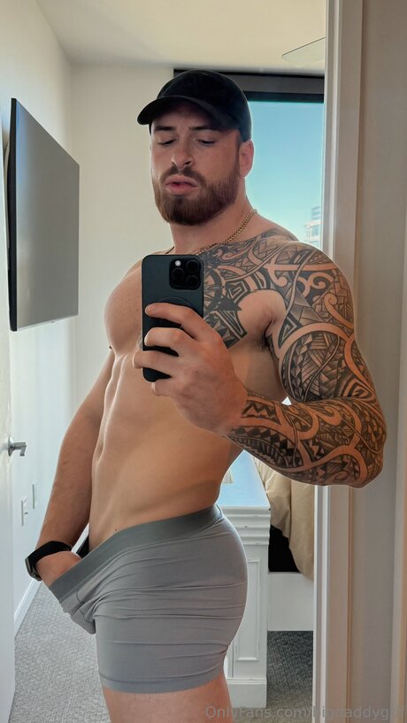 Bigdaddygrif modèle pornographique des photos