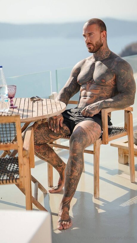 Tobias Bleu modèle nu galeries