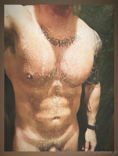 Anonymous D modèle joli des photos