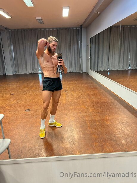 Ilyamadris nus étoiles des photos