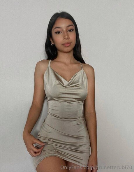 Brunetterubi70 star du porno exclusive photos