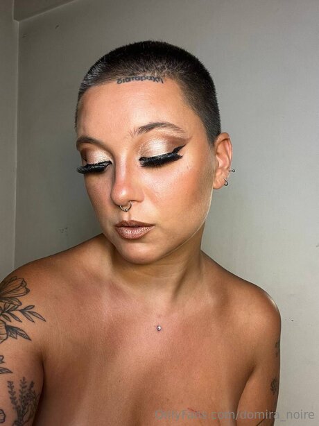 Domira Noire star du porno de haute qualité photo