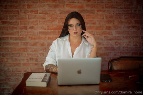 Domira Noire étoile nue archive