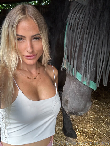 Leonie Sanders actrice chaude des photos