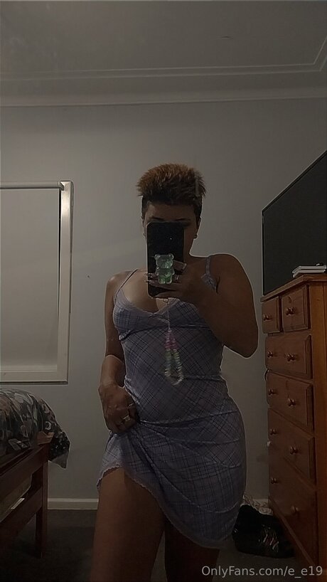 E E19 actrice chaude image