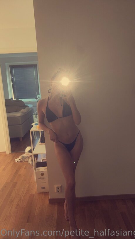 Petite Halfasiangirl star pornographique photos