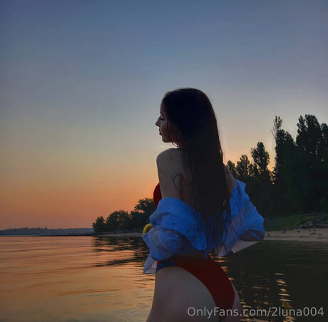 2luna004 modèle exclusif galeries