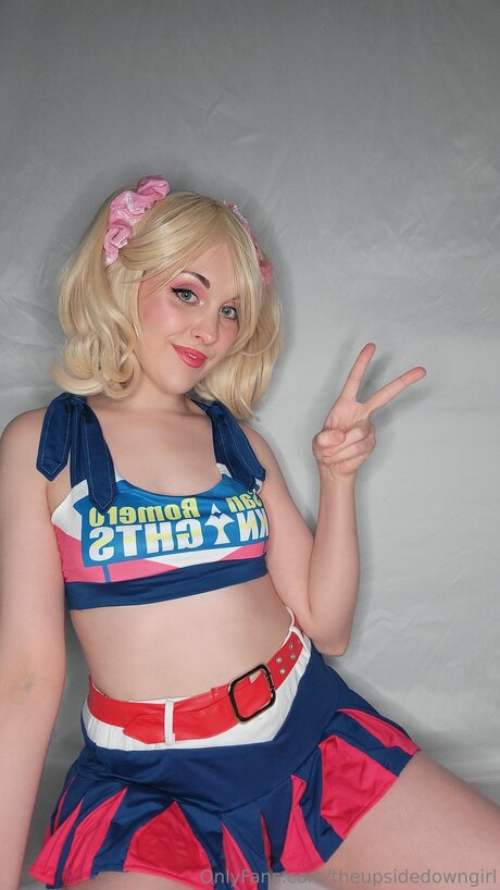Theupsidedowngirl modèle adulte des photos
