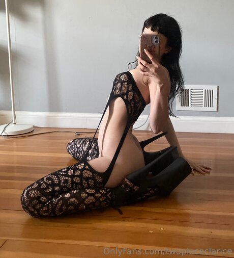 Twopiececlarice étoile nue photos