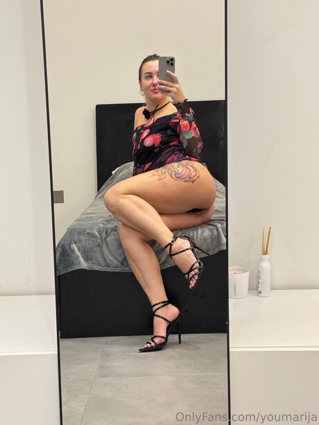 pom-pom girl blonde onlyfans belle érotique galerie