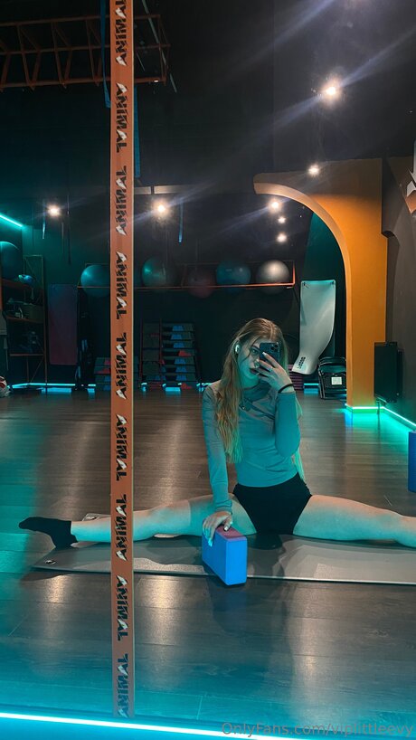 Cute Blonde Evy modèle pornographique des photos