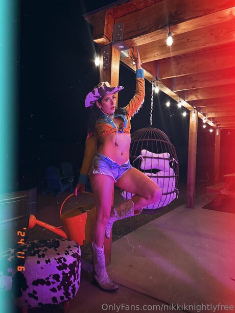 Nikkiknightlyfree modèle adulte archive