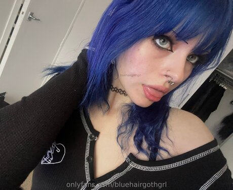 Bluehairgothgrl actrice érotique photos