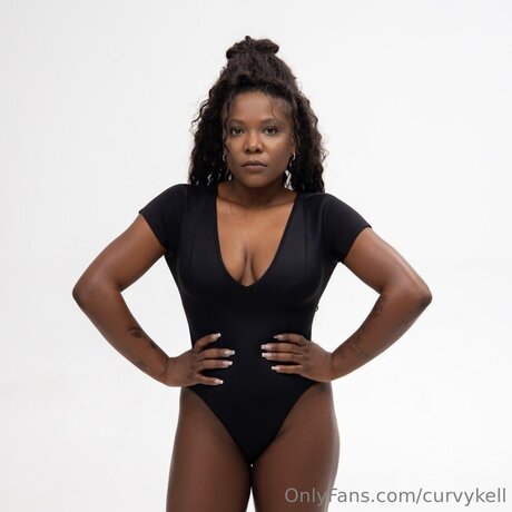 Curvykell modèle adulte photos