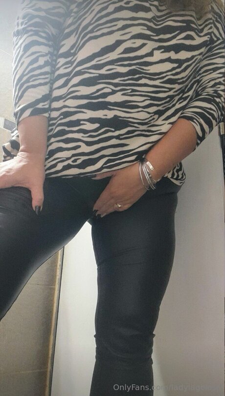 pipe éjaculation dans la bouche onlyfans haut sexy img