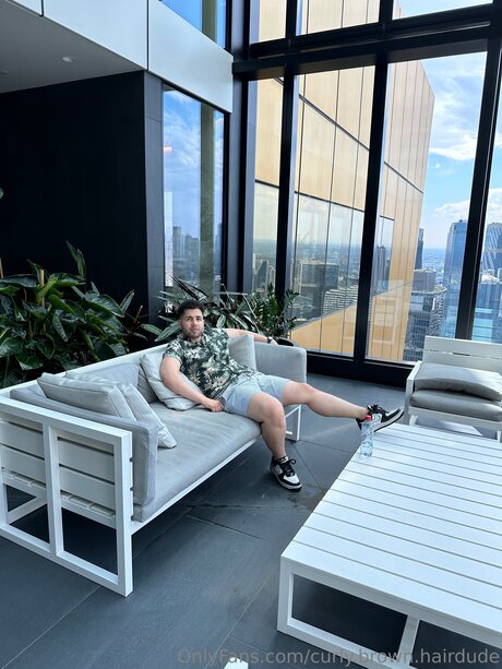 Curly Brown Hairdude star du porno chaud archive