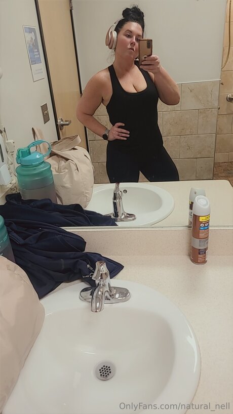 Natural Nell modèle pornographique image