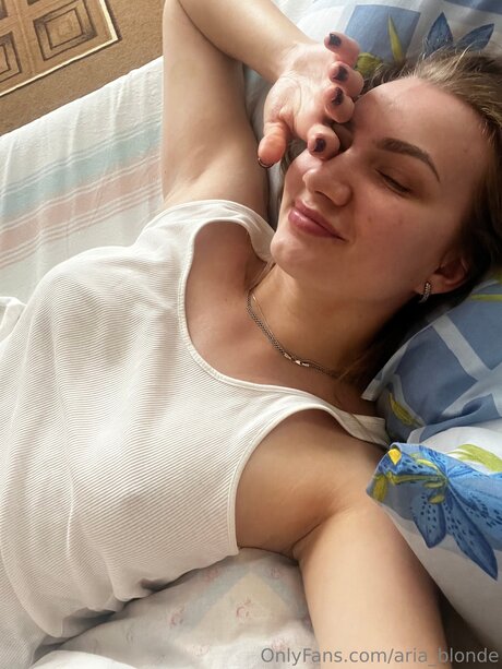 Aria Blonde jolie star du porno images