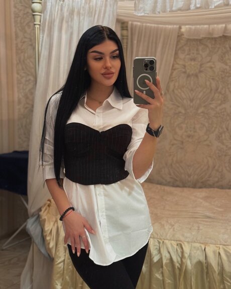 Midnight Rosa modèle chaud img