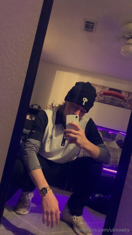 Uknowty modèle nu archive