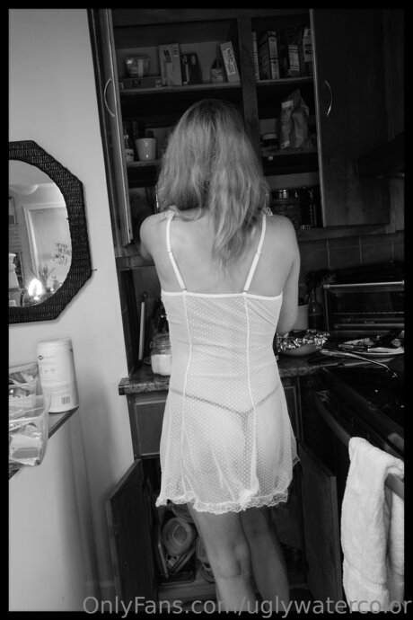 Uglywatercolor actrice hd des photos