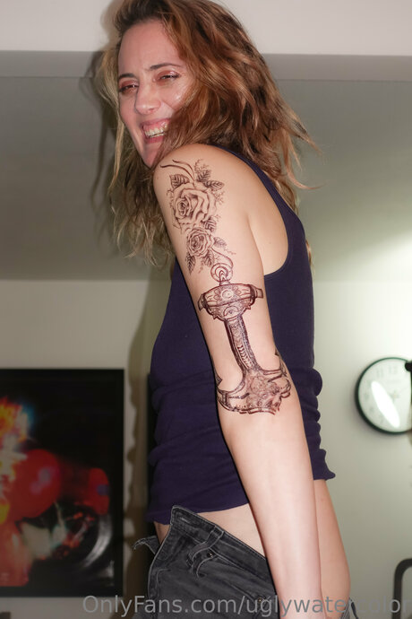 Uglywatercolor modèle porno img