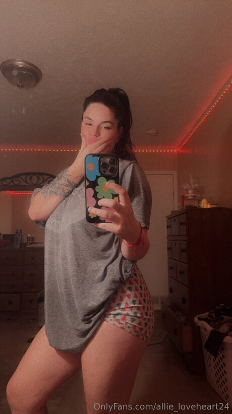 Allie Loveheart24 modèle des photos