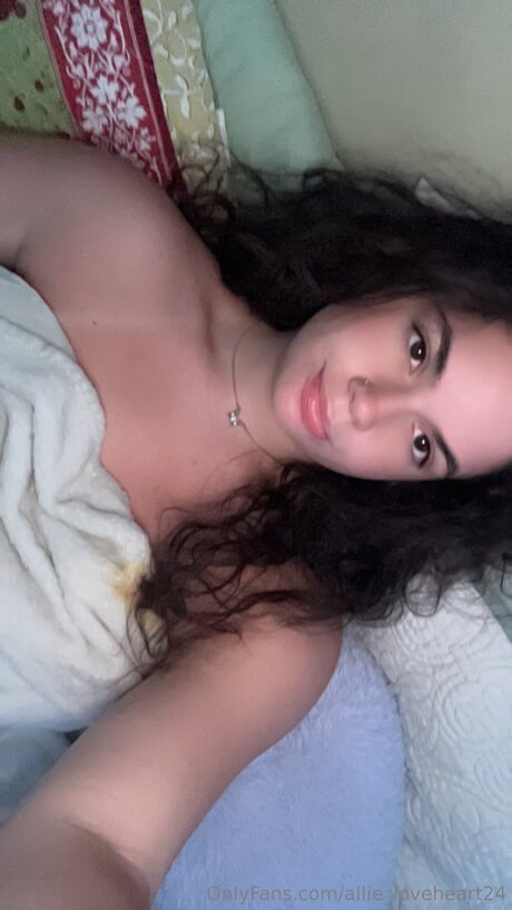 Allie Loveheart24 star du porno sexy image