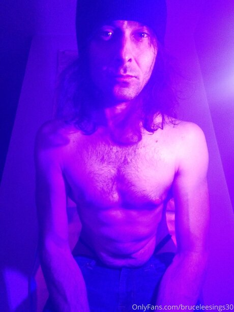 Bruceleesings30 modèle nu image