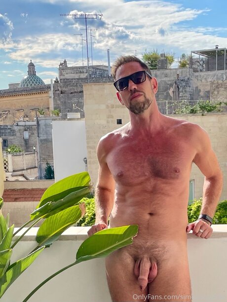 Simonsaysfree modèle magnifique img