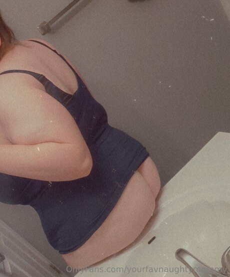 Yourfavnaughtymommy star du sexe photos